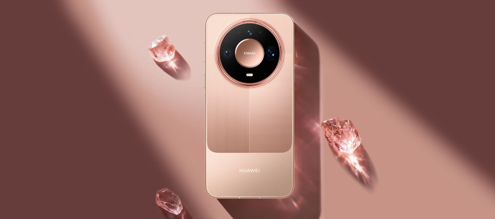 Huawei Mate 90 Pro Max color oro rosa visto da dietro, con il grande modulo fotografico circolare, su sfondo rosa con cristalli
