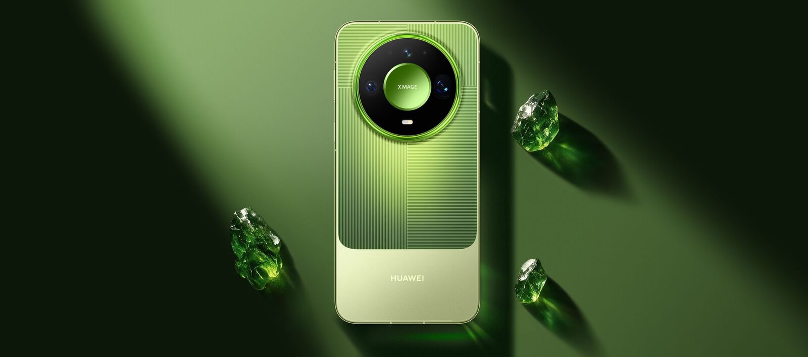 Yeşil renkli Huawei Mate 90 Pro Max, büyük dairesel kamera adasıyla koyu yeşil zemin üzerinde arkadan görünüyor