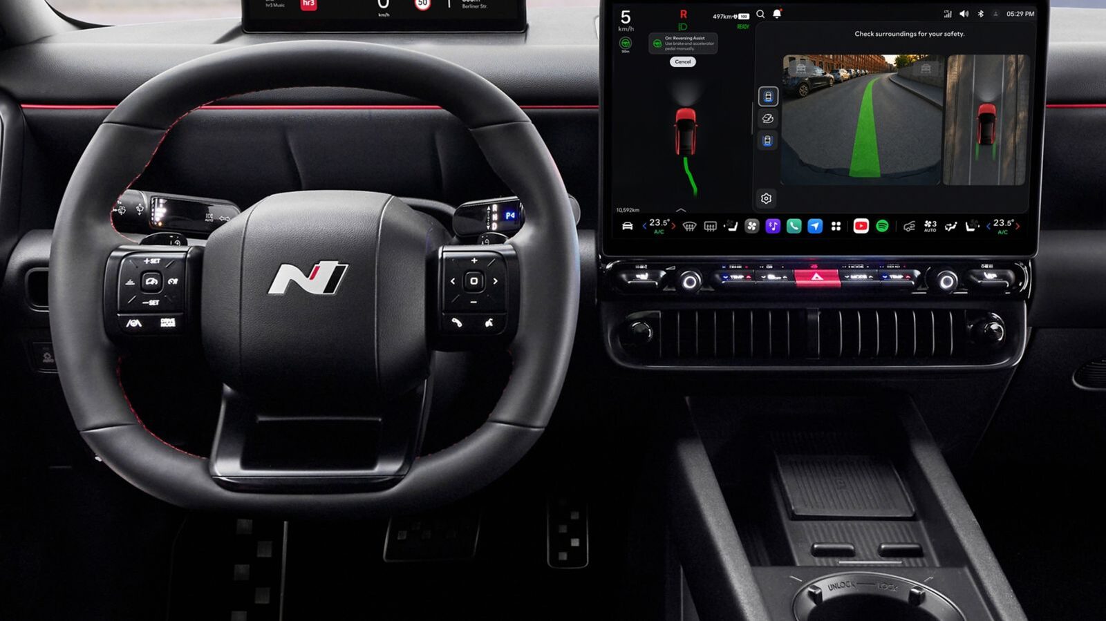 Hyundai IONIQ 3 N Line'ın direksiyonu ve geri manevra yardımcısını gösteren orta ekran