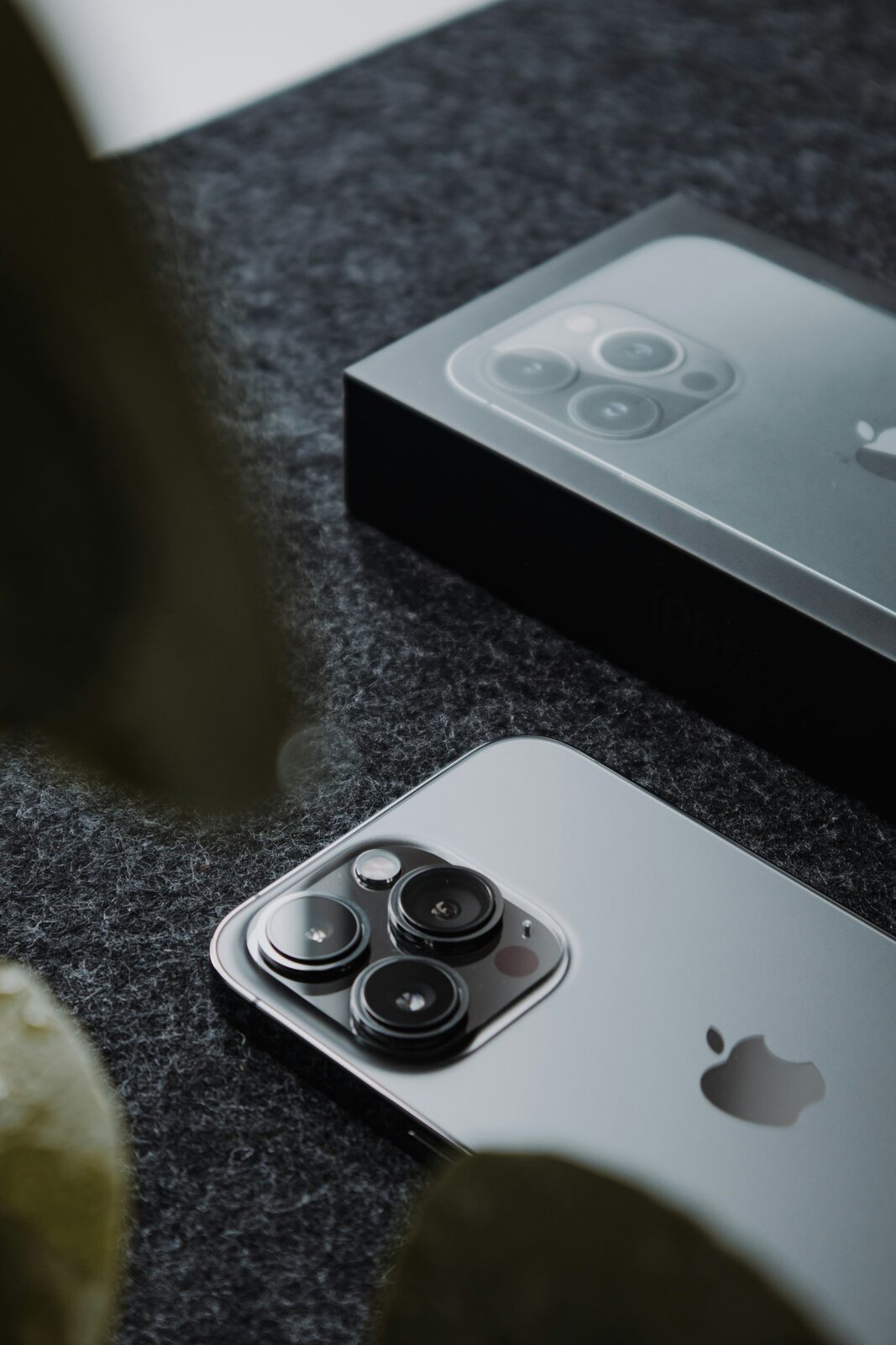 Bir iPhone ve kutusu masanın üzerinde