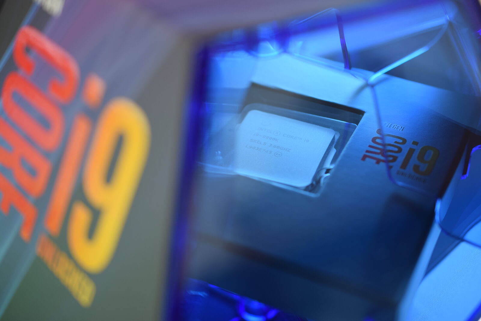 Kutusunun içinde duran bir Intel Core i9 masaüstü işlemcisi