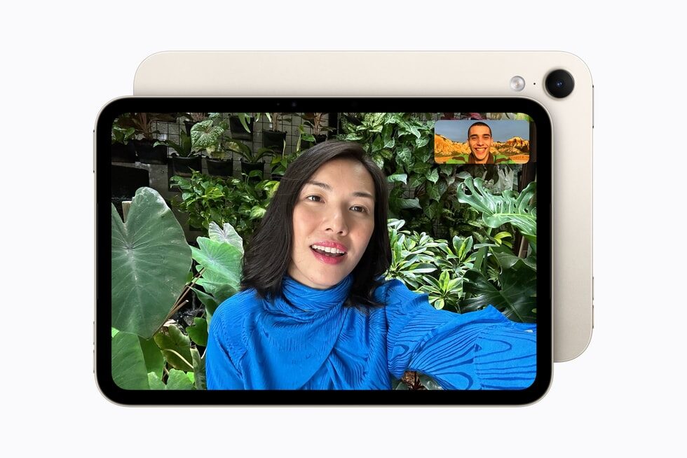 Bild: Apple Das neue iPad mini in Polarstern mit Videoanruf auf dem Display, dahinter die Rückseite mit Kamera