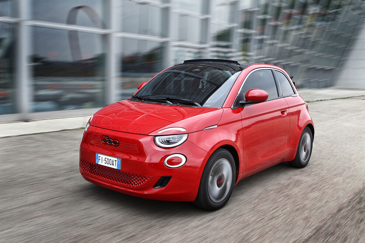 Fiat 500e Cabrio rossa in movimento vista di tre quarti anteriore