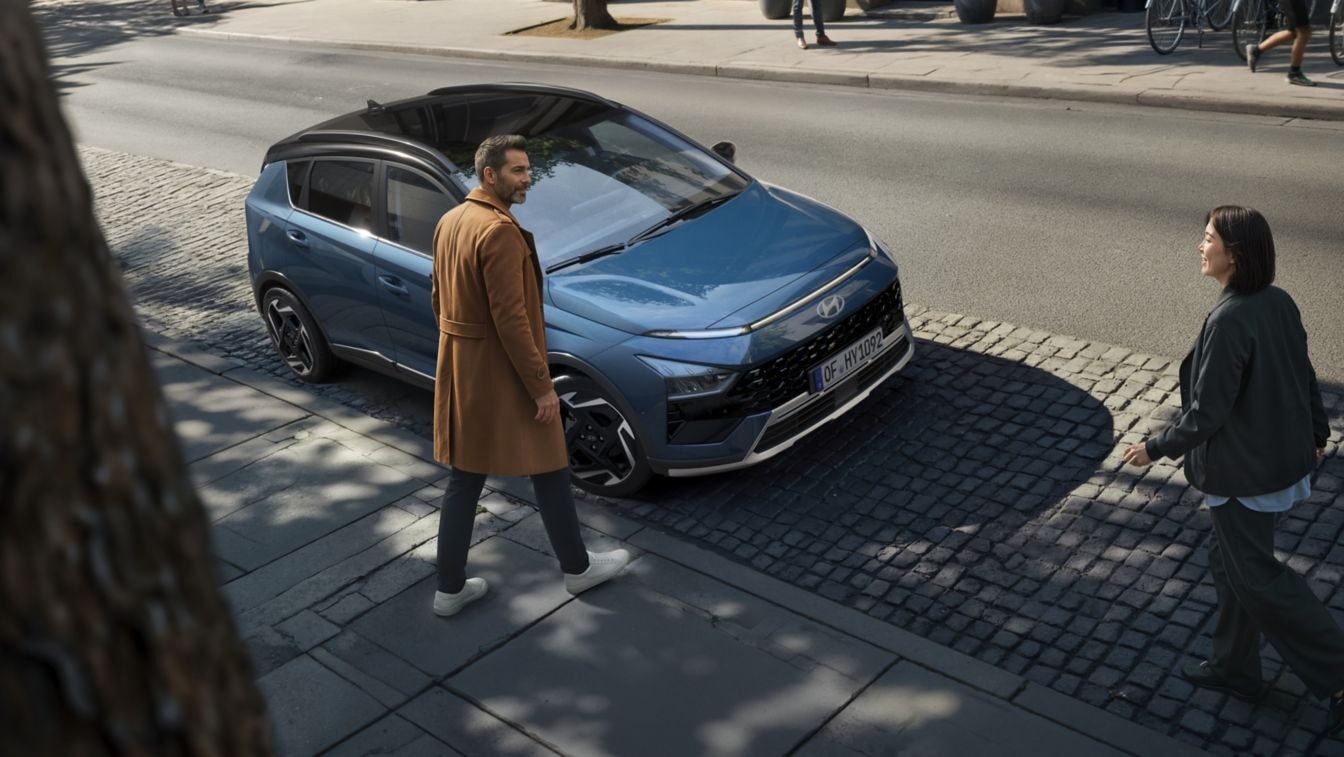 Mavi Hyundai Bayon, kaldırım kenarında park halinde yukarıdan çapraz görünüm