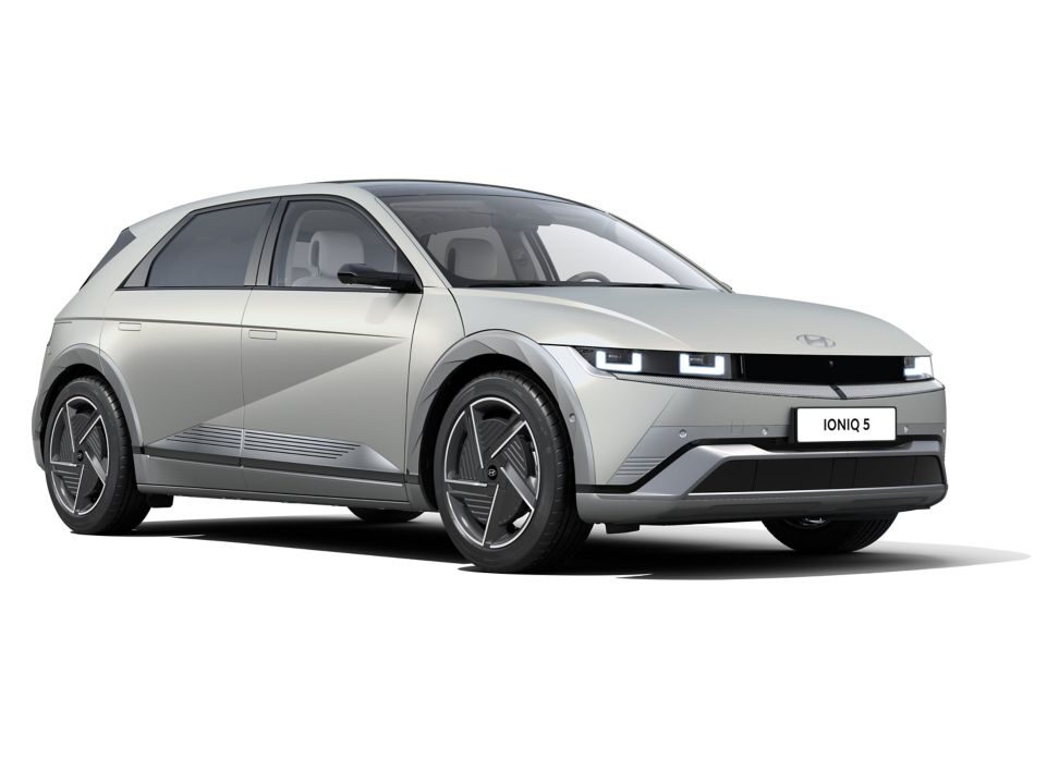 Gri Hyundai IONIQ 5, LED farları yanarken önden çapraz görünüm