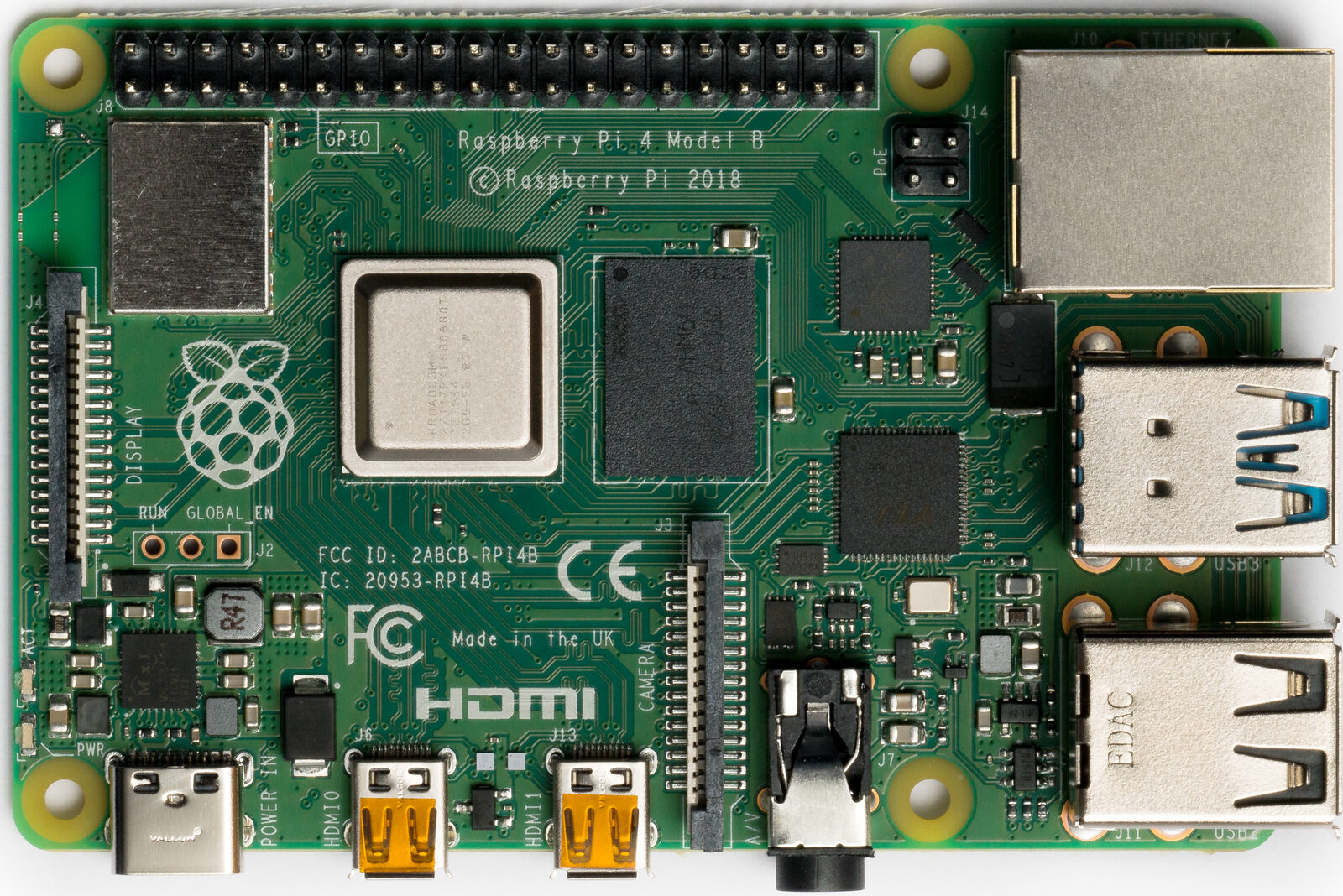 Raspberry Pi 4 Model B yeşil devre kartı, üstten görünüm