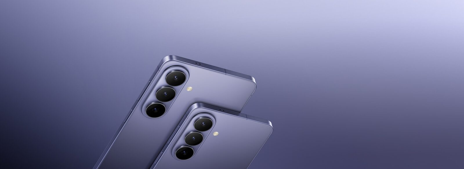 Twee Samsung Galaxy S26-toestellen in paars, schuin van achteren gezien met de drievoudige camera
