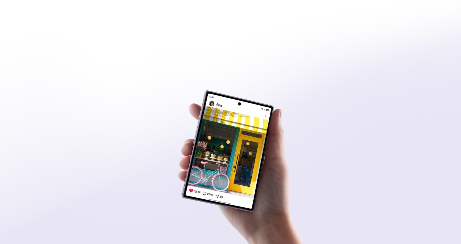 Una mano tiene un Galaxy Z Fold8 chiuso con lo schermo esterno acceso