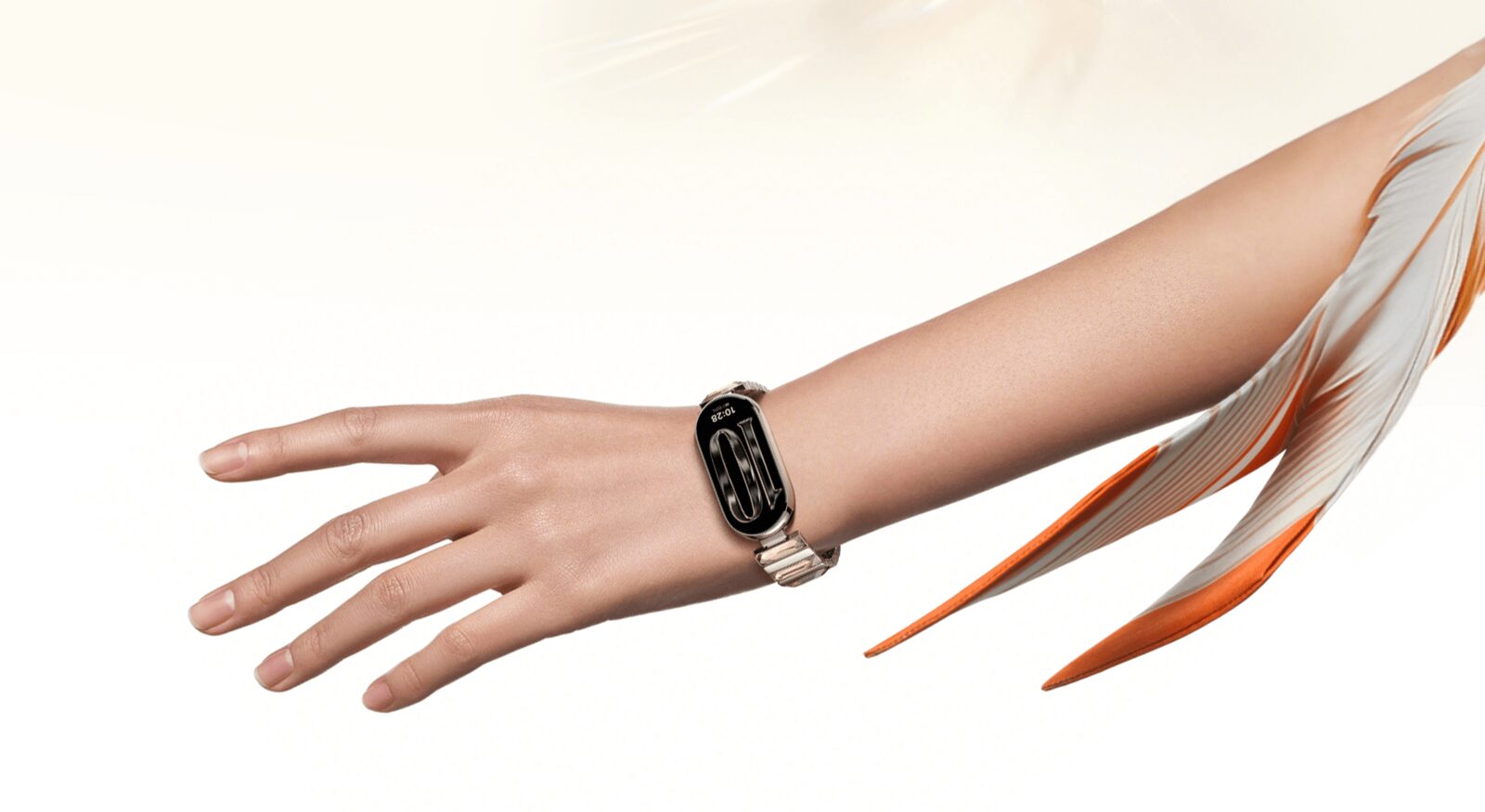 Xiaomi Smart Band 10 metal kayışla bilekte