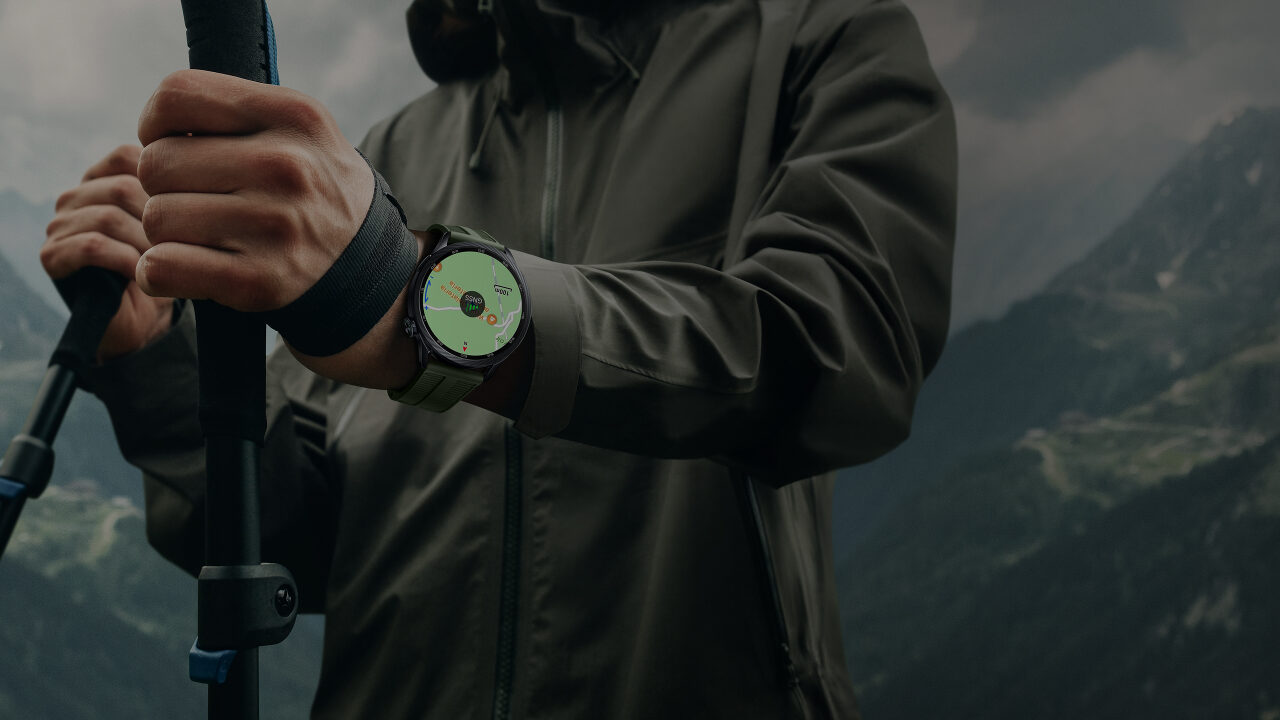 Xiaomi Watch S5 46mm dağ yürüyüşünde bilekte, harita ekranıyla