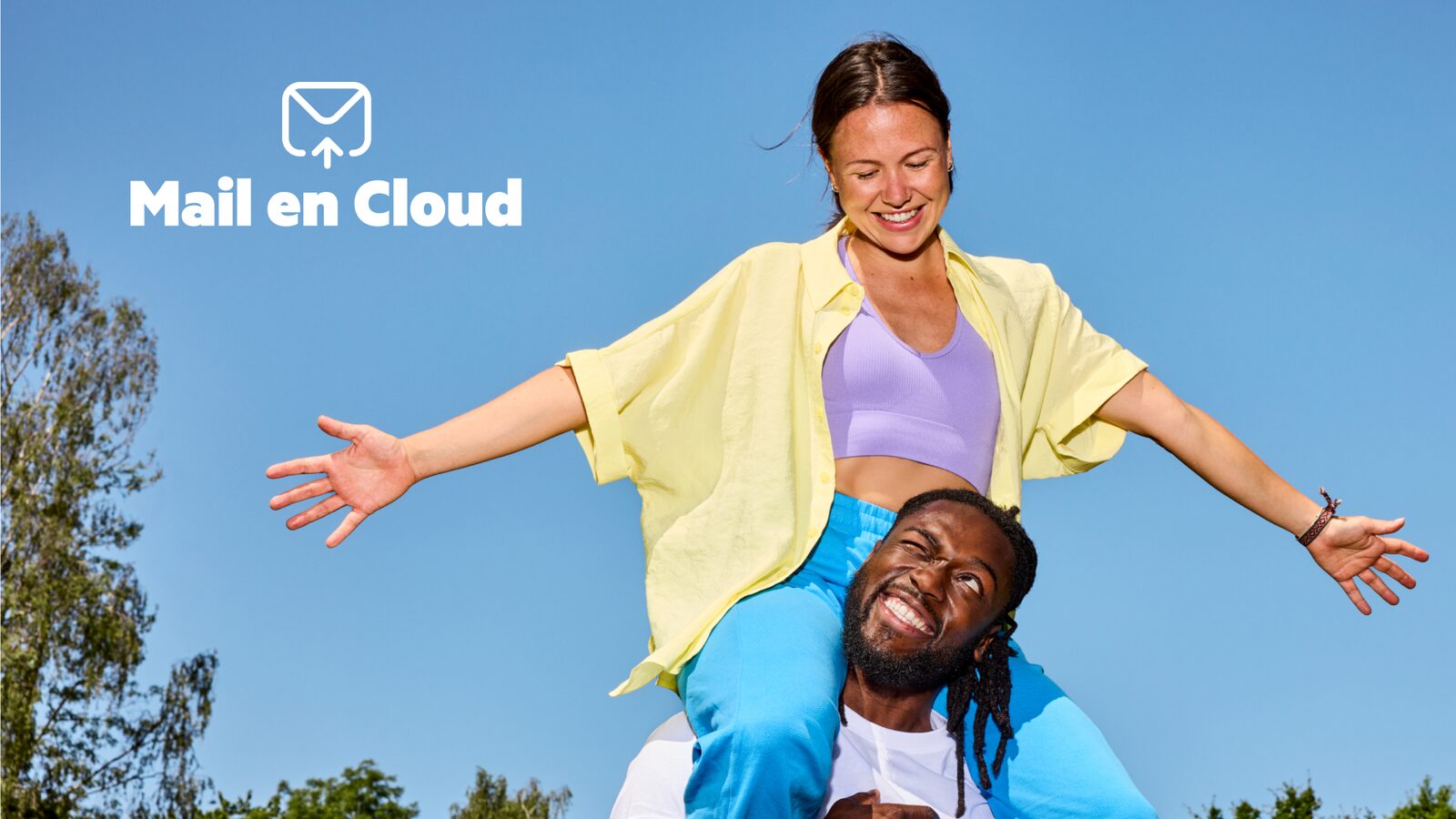 Campagnebeeld van KPN Mail en Cloud met twee lachende mensen tegen een blauwe lucht