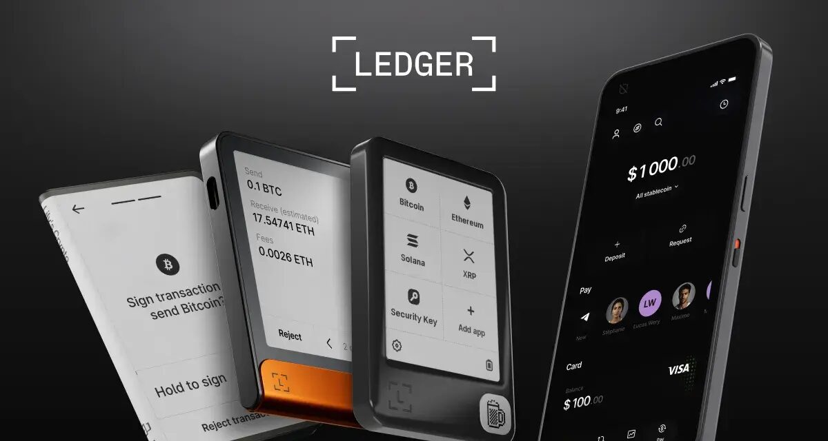 Officiële productafbeelding van Ledger met twee hardware wallets en de Ledger-app op een smartphone