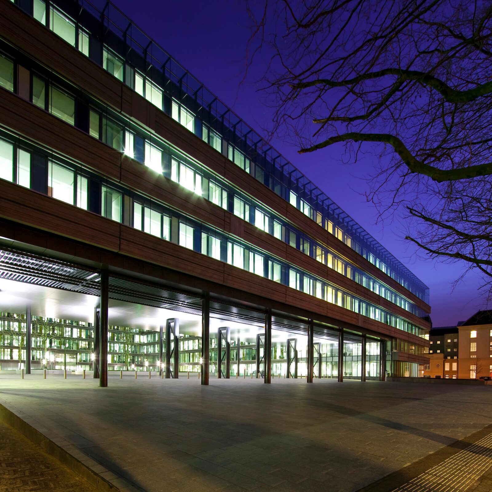 Het gebouw van het Ministerie van Financiën aan de Korte Voorhout in Den Haag, 's avonds verlicht