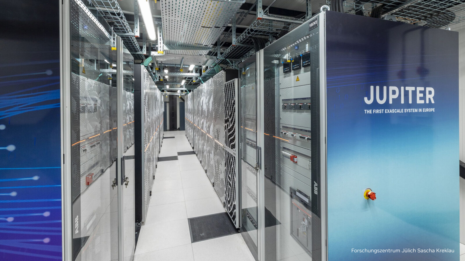 Gang zwischen den Rechnerschränken des Supercomputers JUPITER im Forschungszentrum Jülich