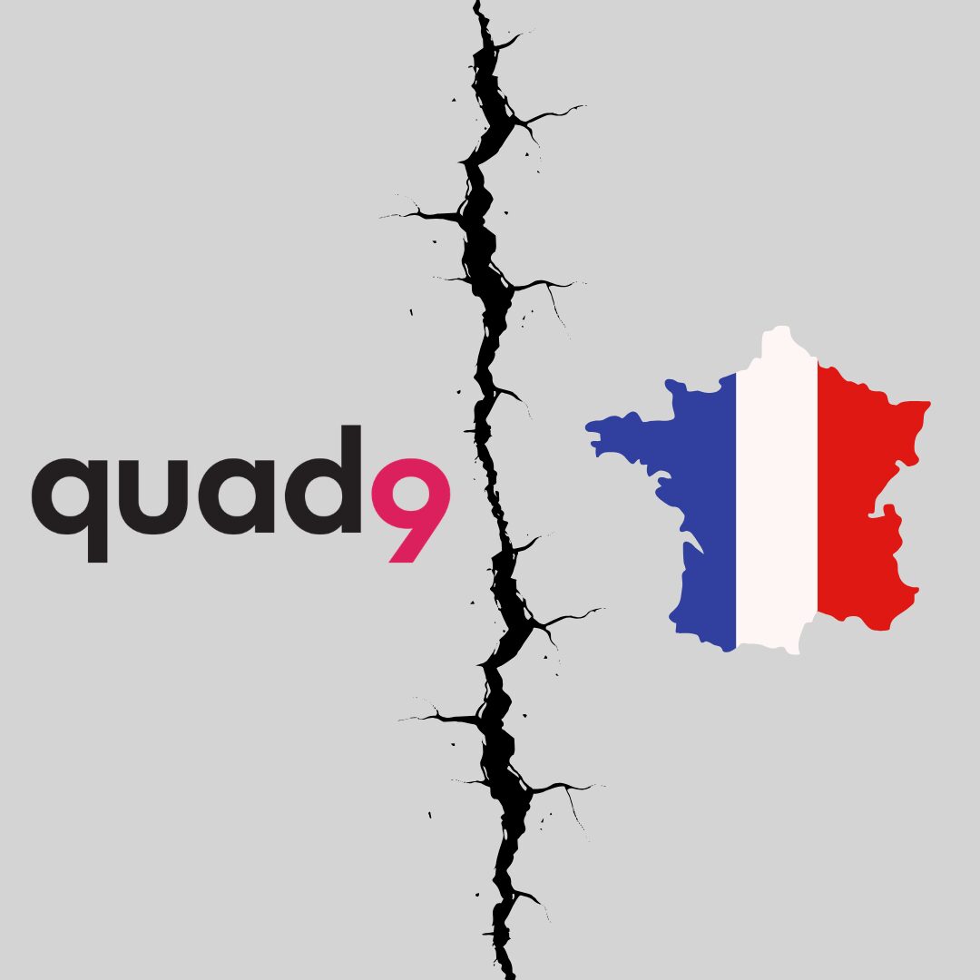 Quad9-Logo links, rechts eine Frankreich-Karte in den Nationalfarben, dazwischen ein schwarzer Riss