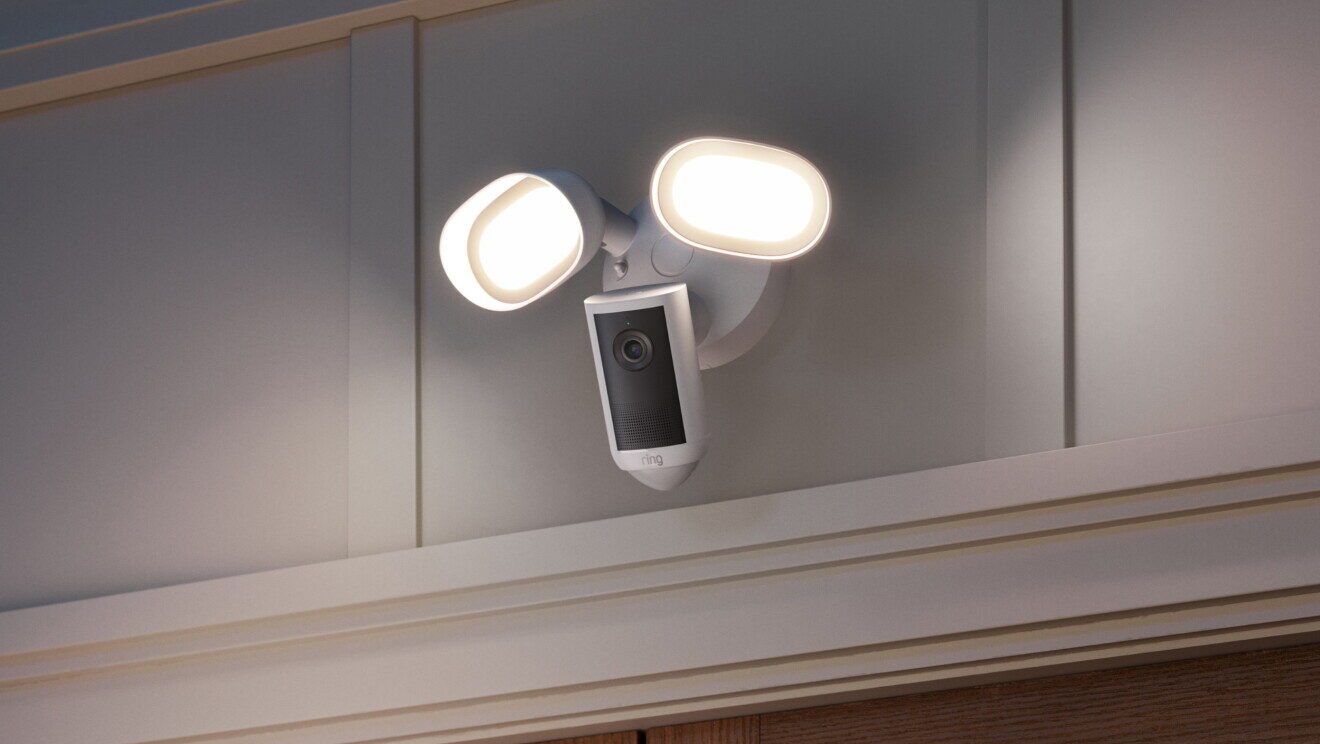 La Ring Floodlight Cam 4K Plus con i due faretti accesi sotto la gronda