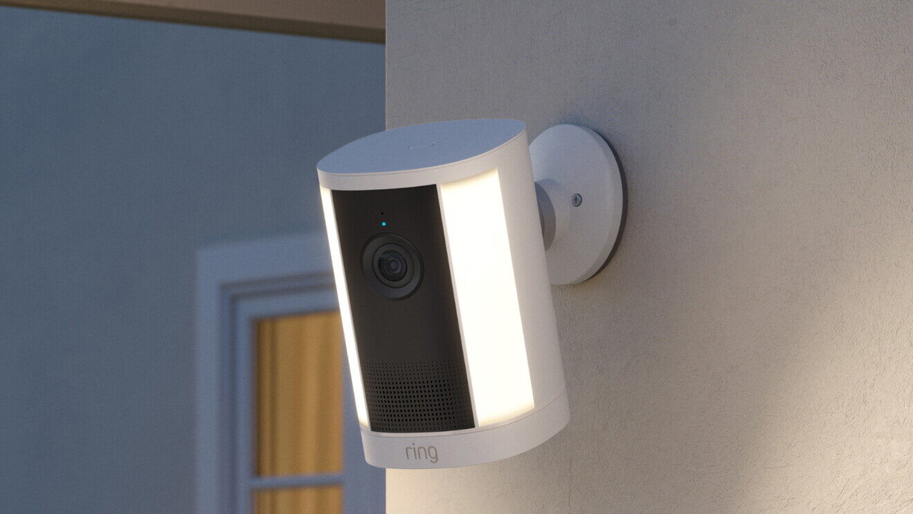 La Ring Spotlight Cam 4K Plus montata accanto a una finestra
