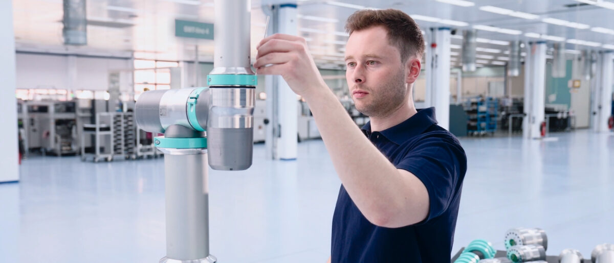 Mitarbeiter montiert ein Robotermodul in der RobCo-Fertigung