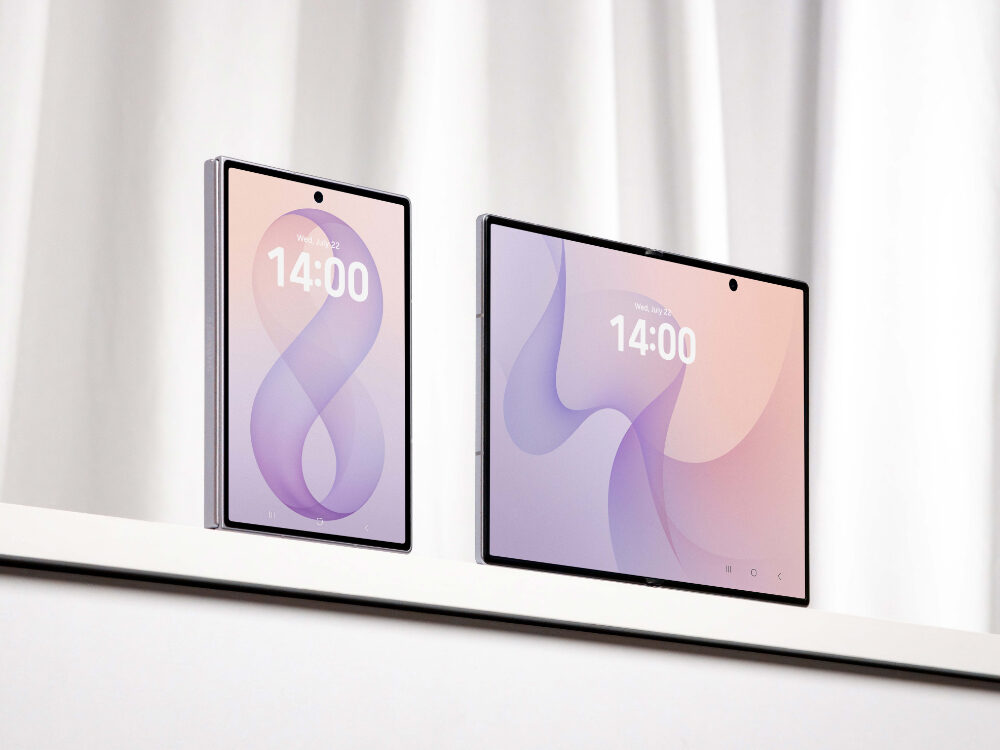 Twee Galaxy Z Fold8-toestellen in lavendel op een witte plank, links dichtgevouwen en rechts opengeklapt