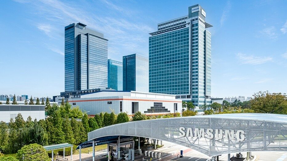 Samsung'un Suwon'daki genel merkezi, giriş kapısında Samsung yazısı ve arkada ofis kuleleri