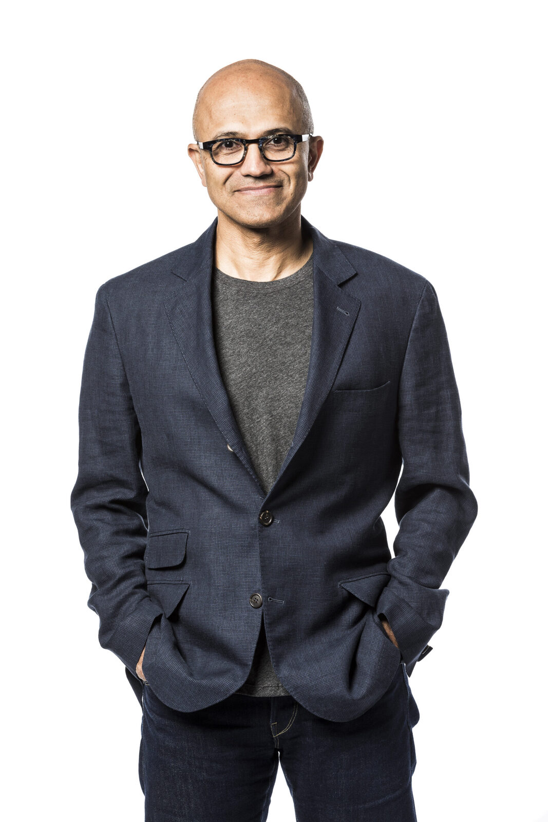 Officieel portret van Microsoft-CEO Satya Nadella in een blauw colbert tegen een witte achtergrond