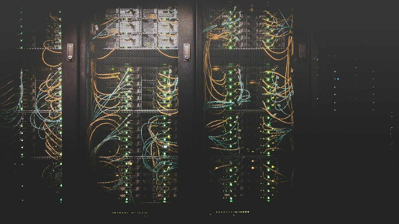 Serverschränke mit Netzwerkkabeln und Status-LEDs in einem Rechenzentrum