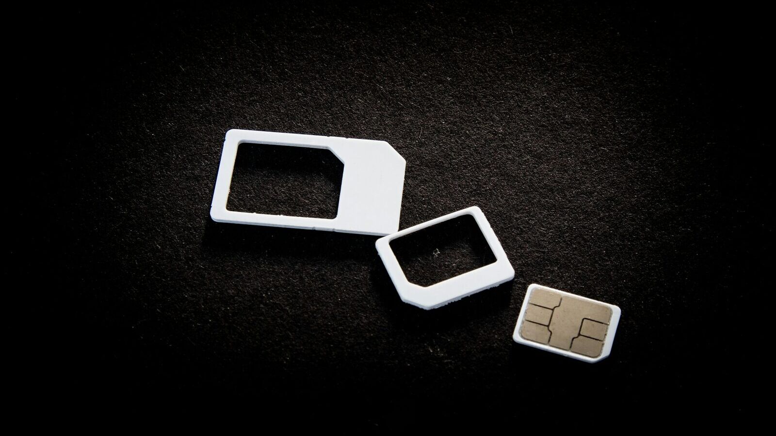 Nano-SIM-Karte und SIM-Adapter auf schwarzem Untergrund