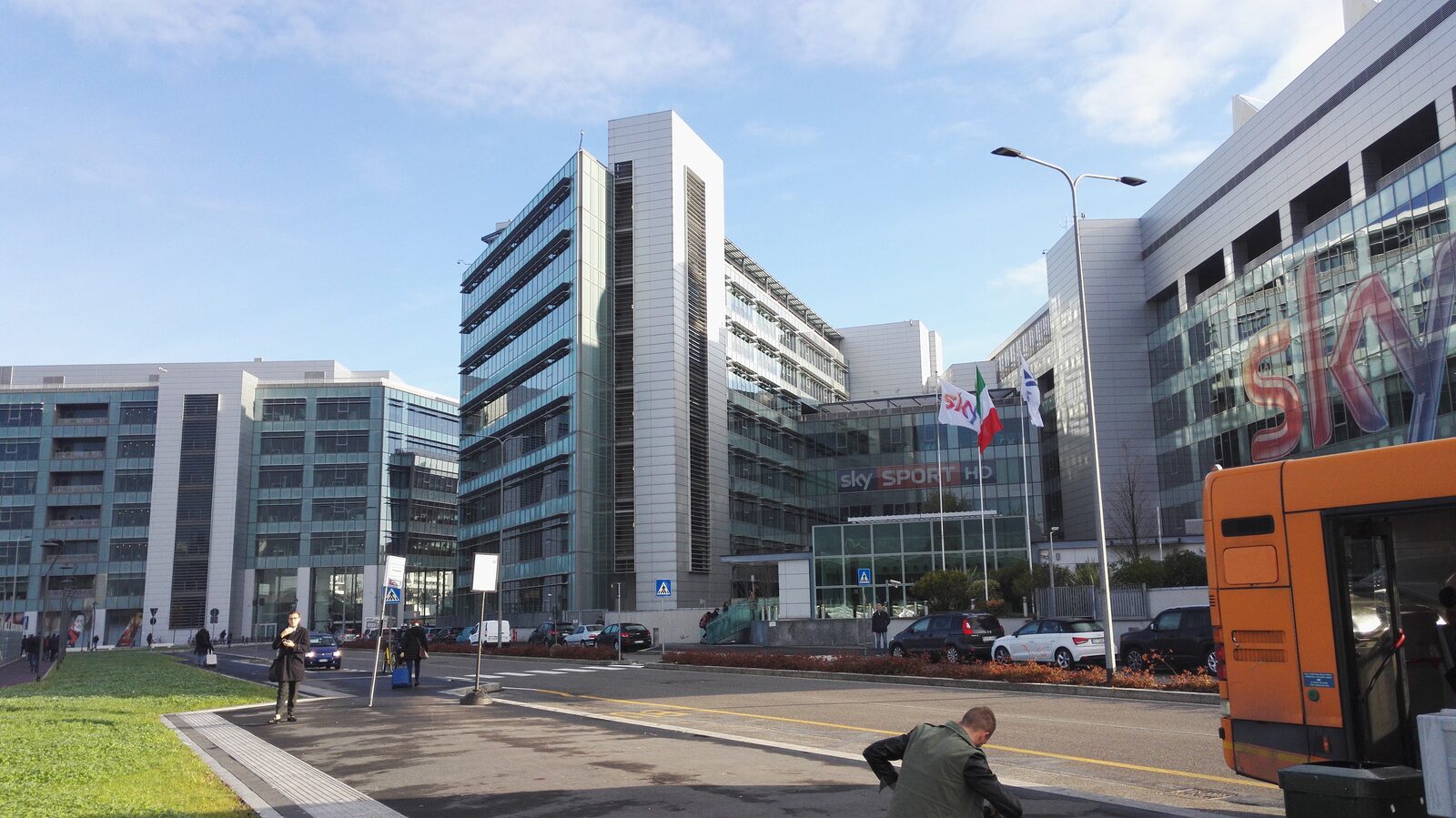 La sede di Sky Italia a Santa Giulia, Milano, con l'insegna Sky Sport HD sull'ingresso