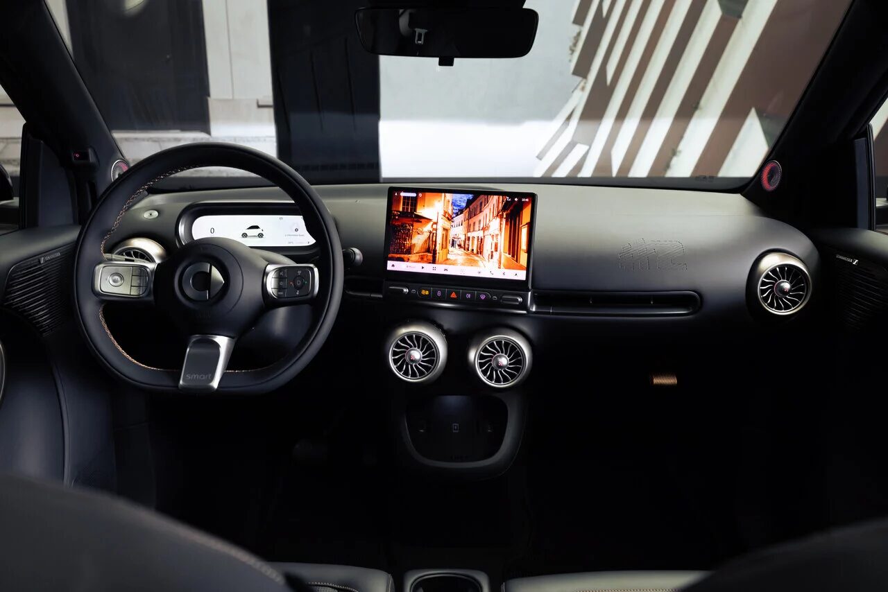 Cockpit des smart #2 mit Lenkrad, 8,8-Zoll-Fahrerdisplay, 10,1-Zoll-Touchscreen und runden Lüftungsdüsen