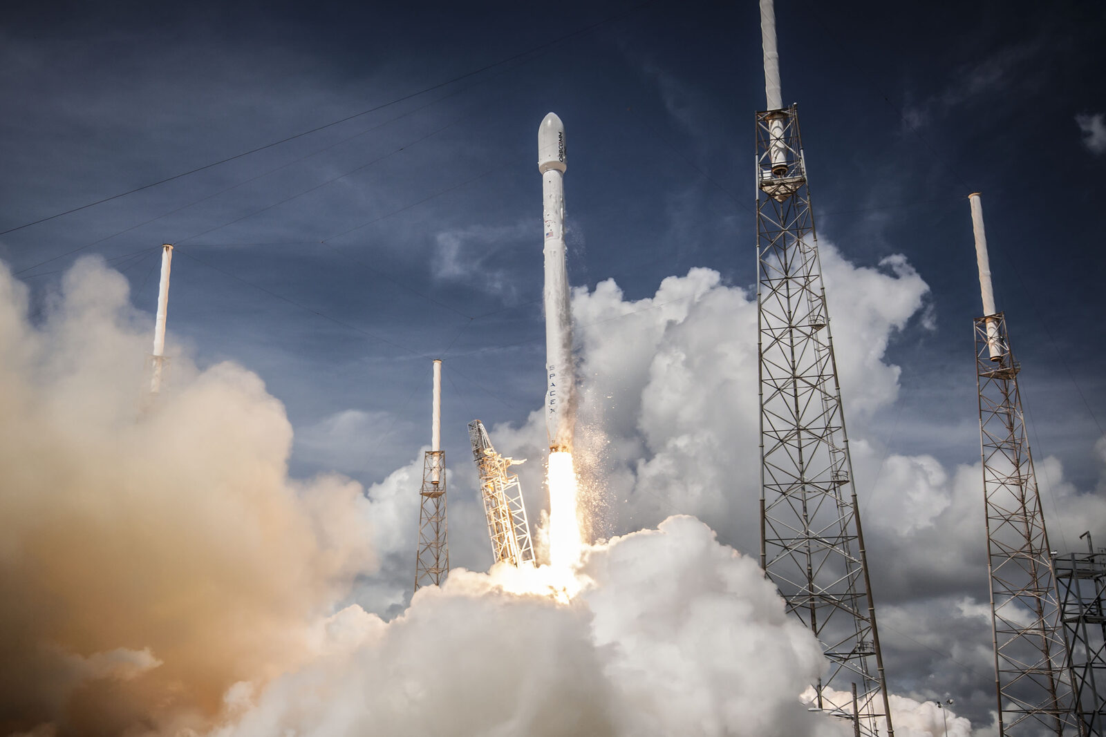 SpaceX'in Falcon 9 roketi, beyaz duman bulutları arasında Florida'daki fırlatma rampasından yükseliyor