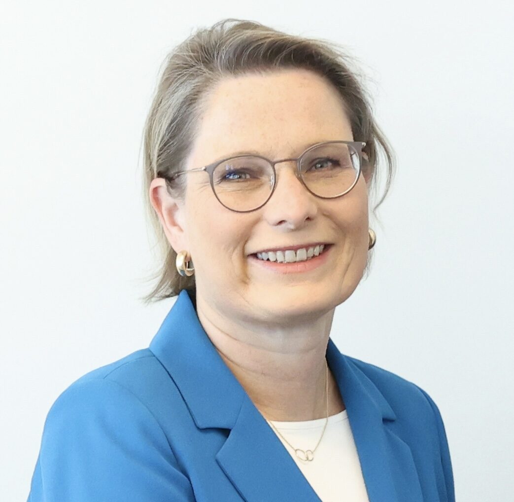 Porträt von Bundesjustizministerin Stefanie Hubig im blauen Blazer