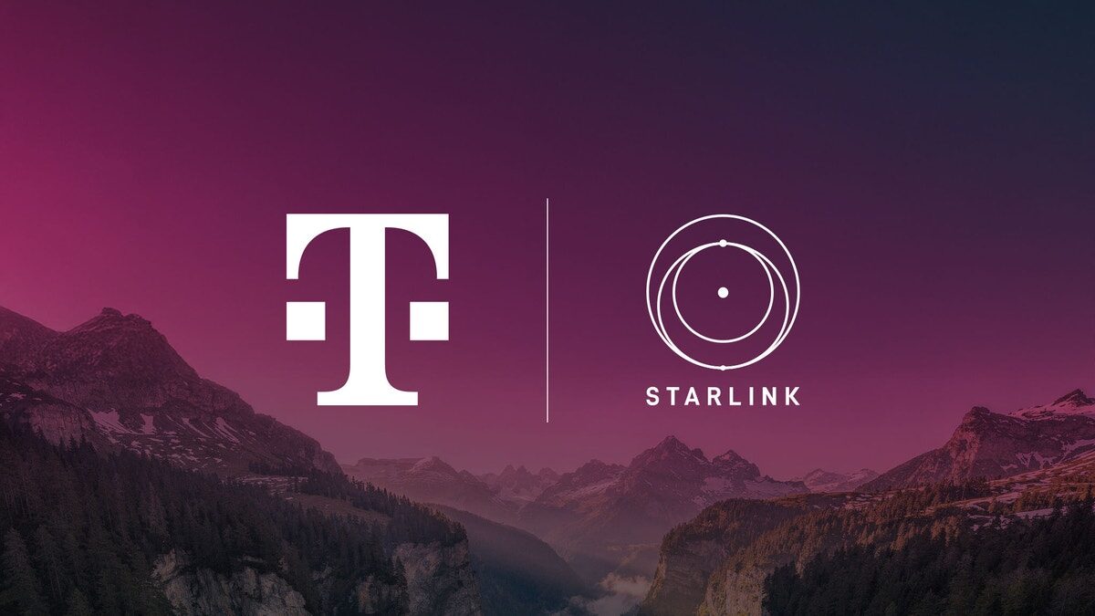 Logos von Telekom und Starlink vor einer Gebirgslandschaft in der Abenddämmerung
