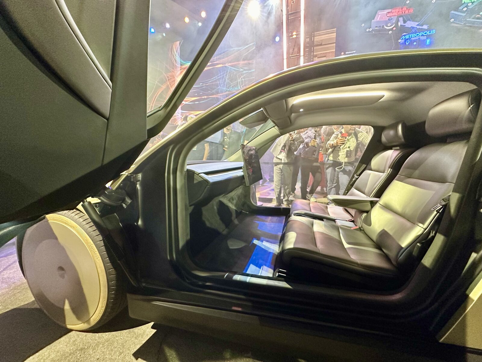 Görsel: Steve Jurvetson / Wikimedia Commons (CC BY 2.0) Tesla Cybercab'ın iç mekânı: direksiyon ve pedal yok, iki koltuk ve tek ekran