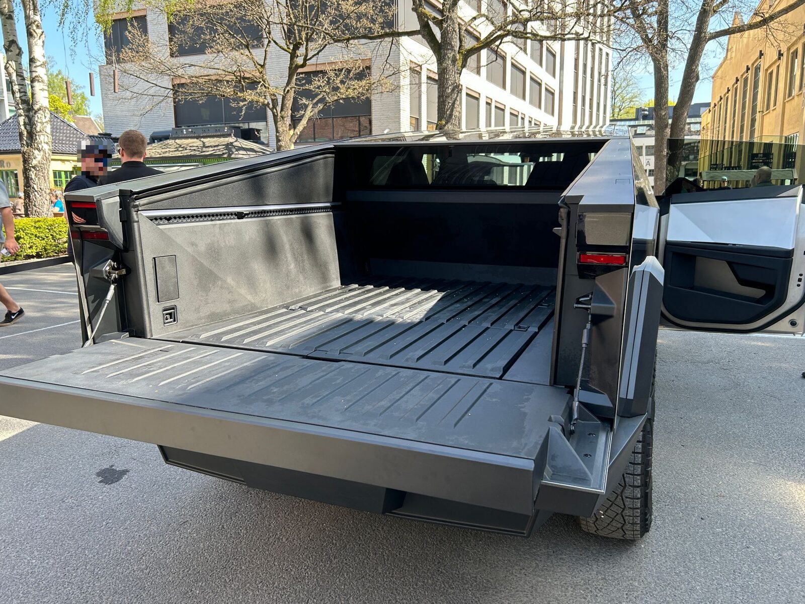 Oslo'daki bir Tesla etkinliğinde sergilenen Cybertruck'ın kapağı açık paslanmaz çelik kasası