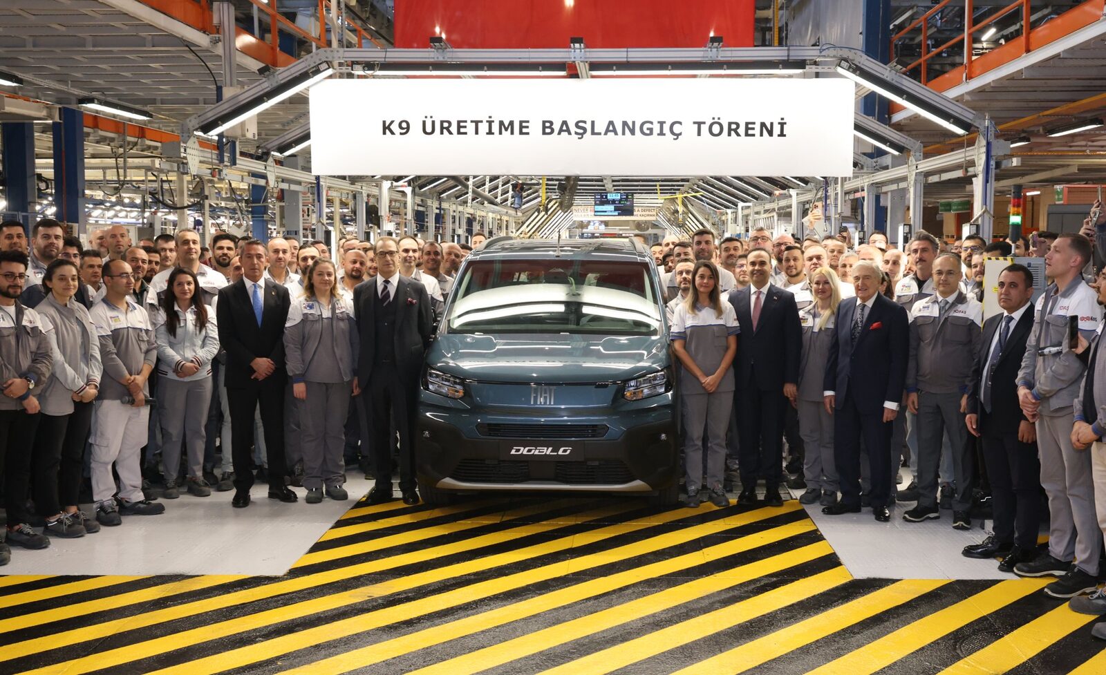 Tofaş Bursa fabrikasında K9 Üretime Başlangıç Töreni'nde banttan inen ilk Fiat Doblò ve çevresinde çalışanlar