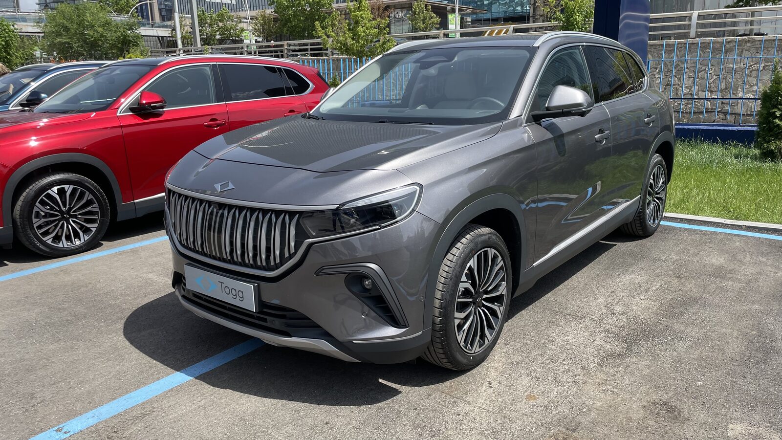 Ankara'da bir otoparkta duran gri Togg T10X elektrikli SUV