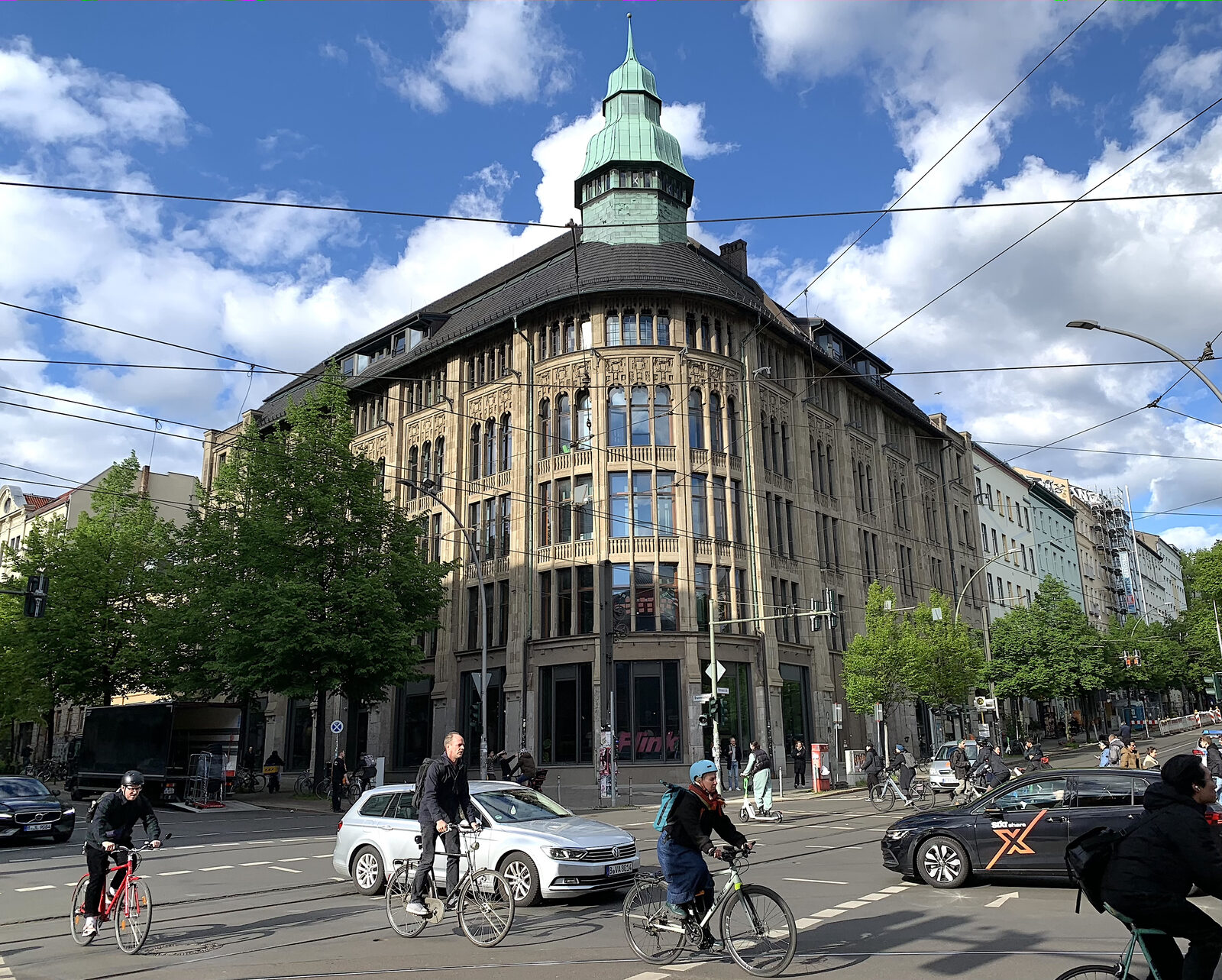 Eckgebäude mit grünem Kupferturm an der Kreuzung Brunnenstraße und Veteranenstraße in Berlin-Mitte, Sitz von Trade Republic