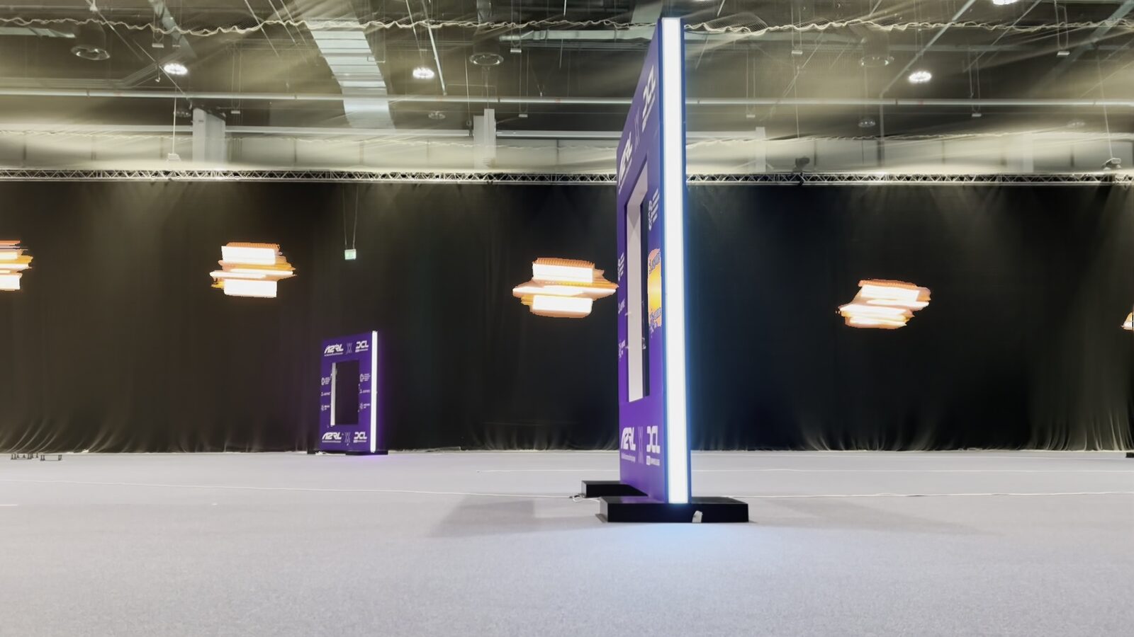 Tijdopname van een racepoort in de hal in Abu Dhabi, met de drone als lichtspoor door de lucht