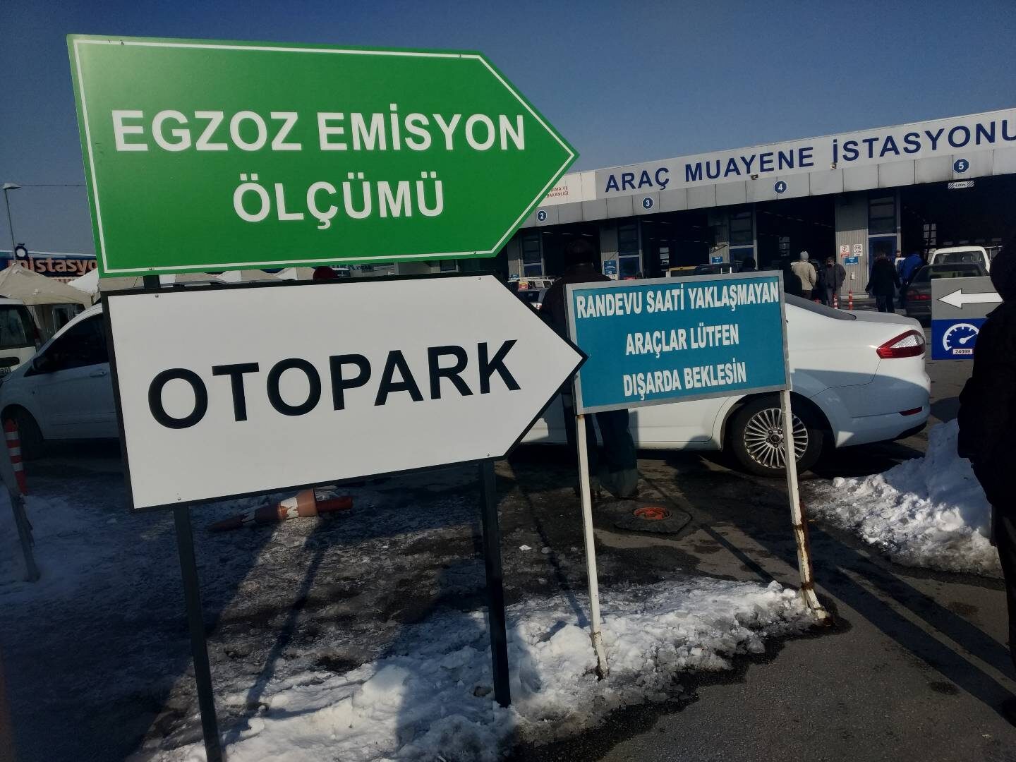 TÜVTÜRK araç muayene istasyonu tabelası ve giriş alanı