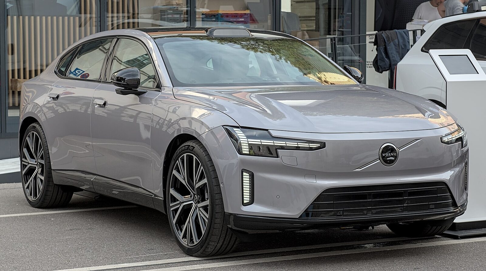Gri Volvo ES90 elektrikli sedan, IAA 2025 fuarında önden çapraz açıyla sergileniyor