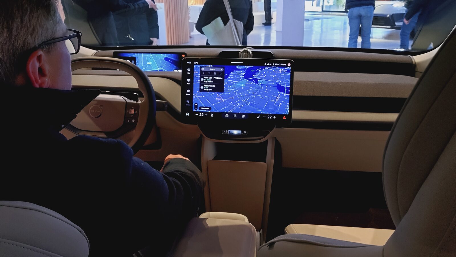 Volvo EX60'ın kokpiti: direksiyon, sürücü ekranı ve ortadaki büyük dokunmatik multimedya ekranı