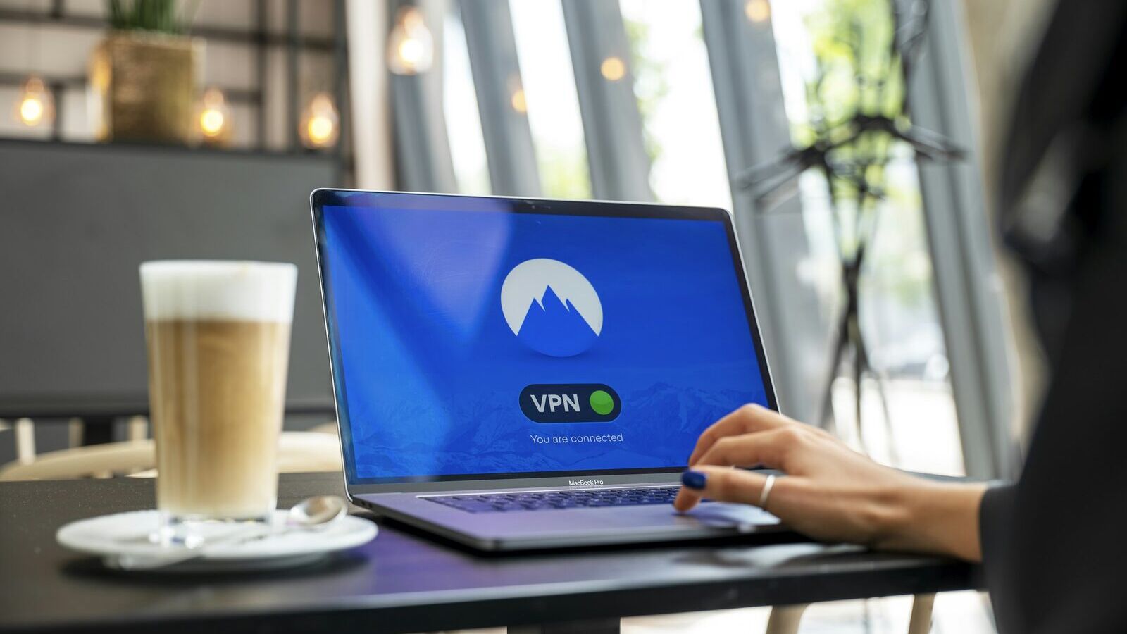 Kafede dizüstü bilgisayar ekranında bağlantının kurulduğunu gösteren bir VPN uygulaması