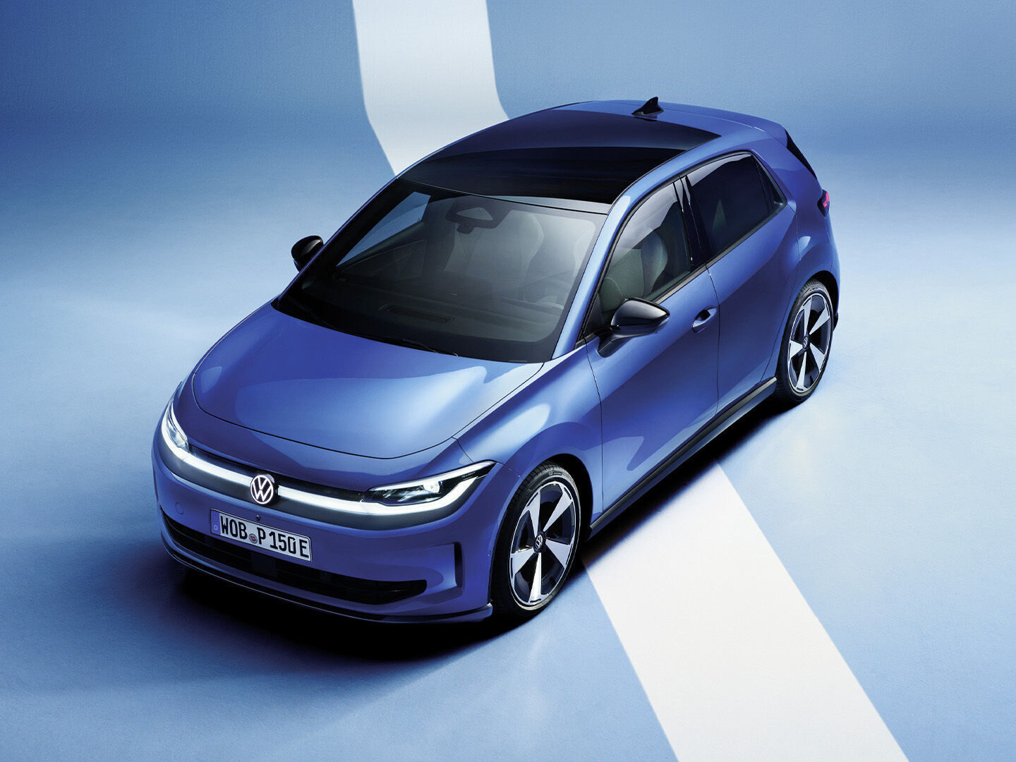 Mavi renkli elektrikli Volkswagen ID. Polo'nun stüdyoda üstten ve önden görünümü