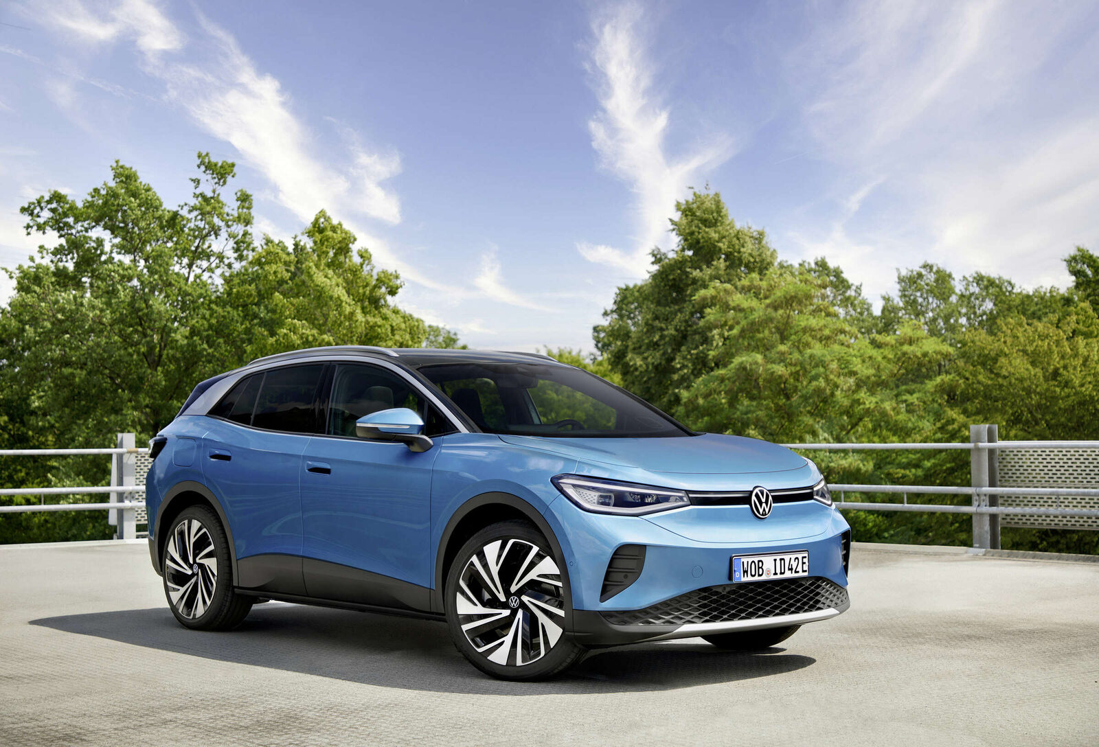 Lichtblauwe Volkswagen ID.4 schuin van voren op een parkeerplaats, ter illustratie bij de terugroepactie voor de accu