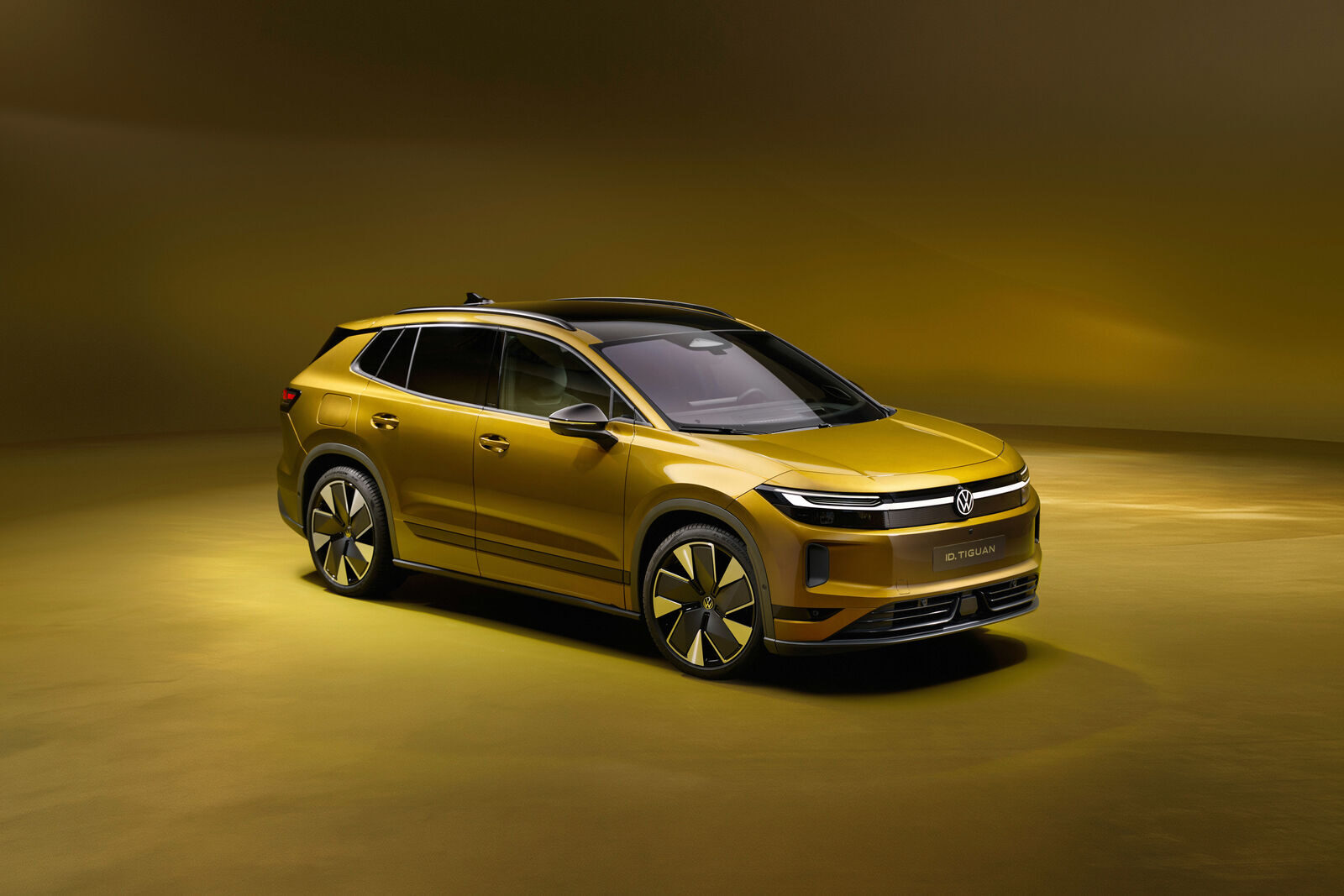 Stüdyo ortamında sarı renkli Volkswagen ID. Tiguan