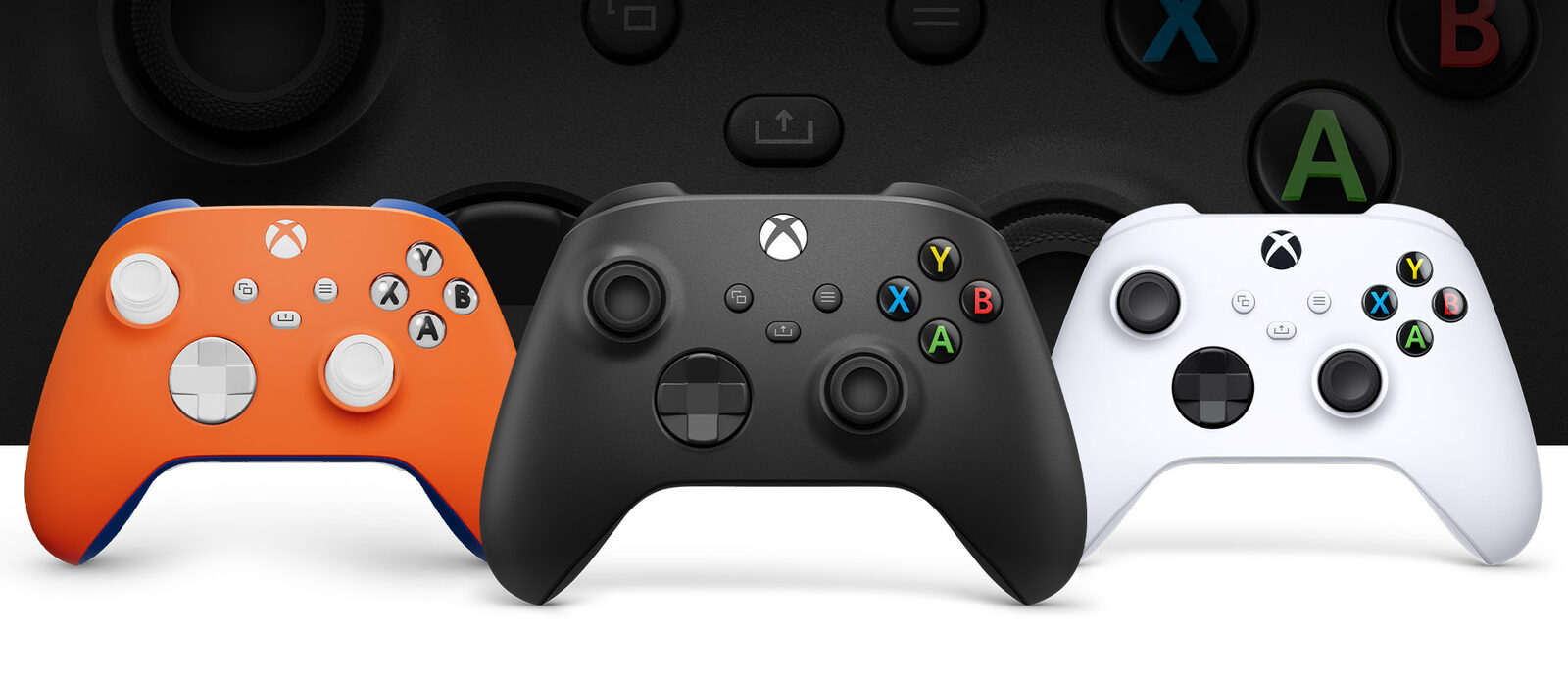 Turuncu, siyah ve beyaz renklerde üç Xbox Wireless Controller yan yana